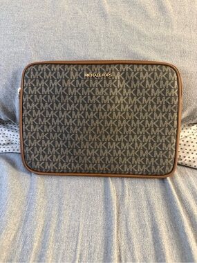 Michael Kors MK Logo up to 11in Pad Sleeve in Brown and Black